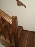 drevené orechové schody a madlo
