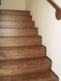 drevené schody na betóne a madlo