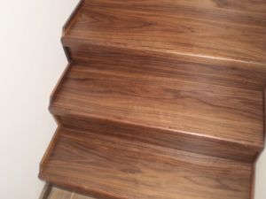 btonov schody obloen drevom