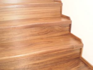 btonov schody obloen drevom